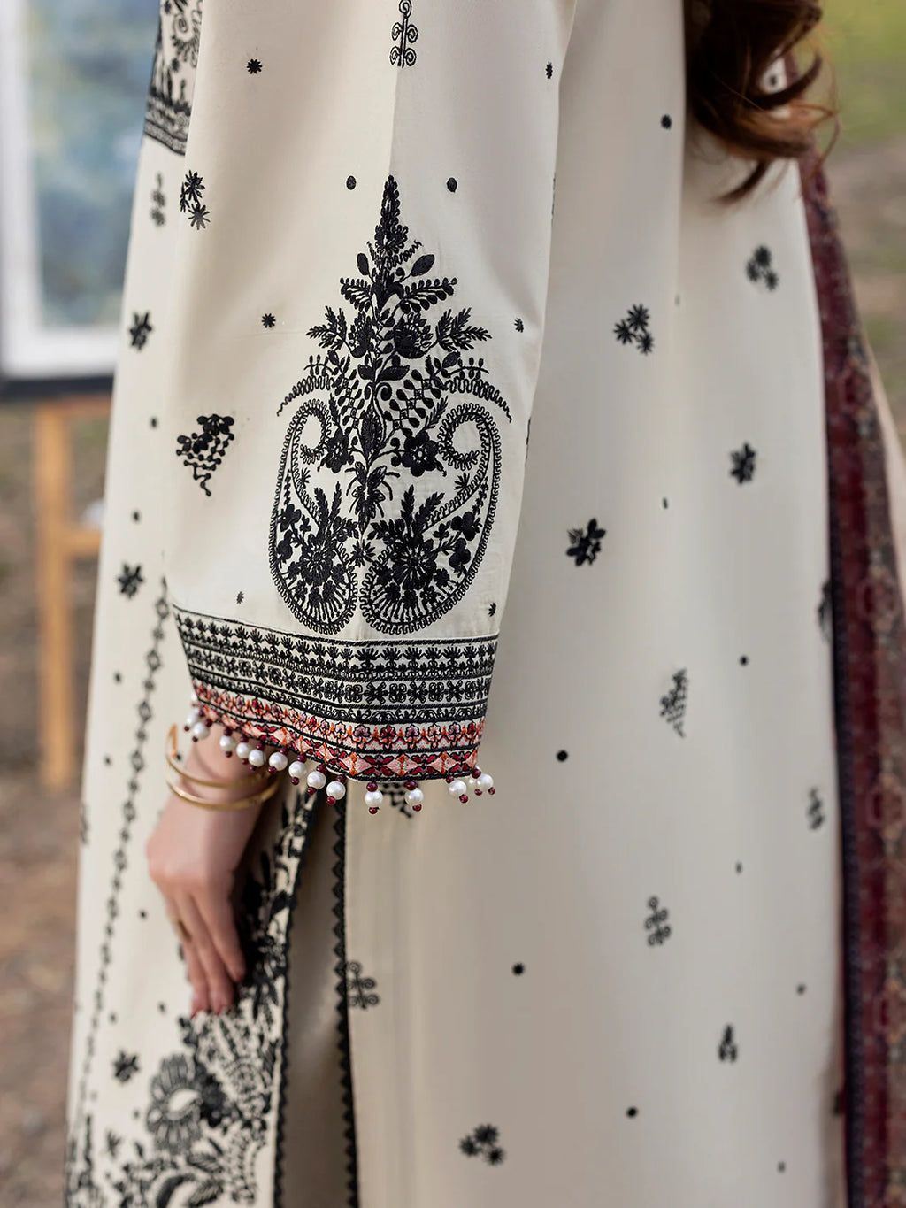 Buntti-26185 White and Black